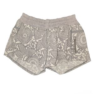 Lululemon - Tracker Short Gray/White